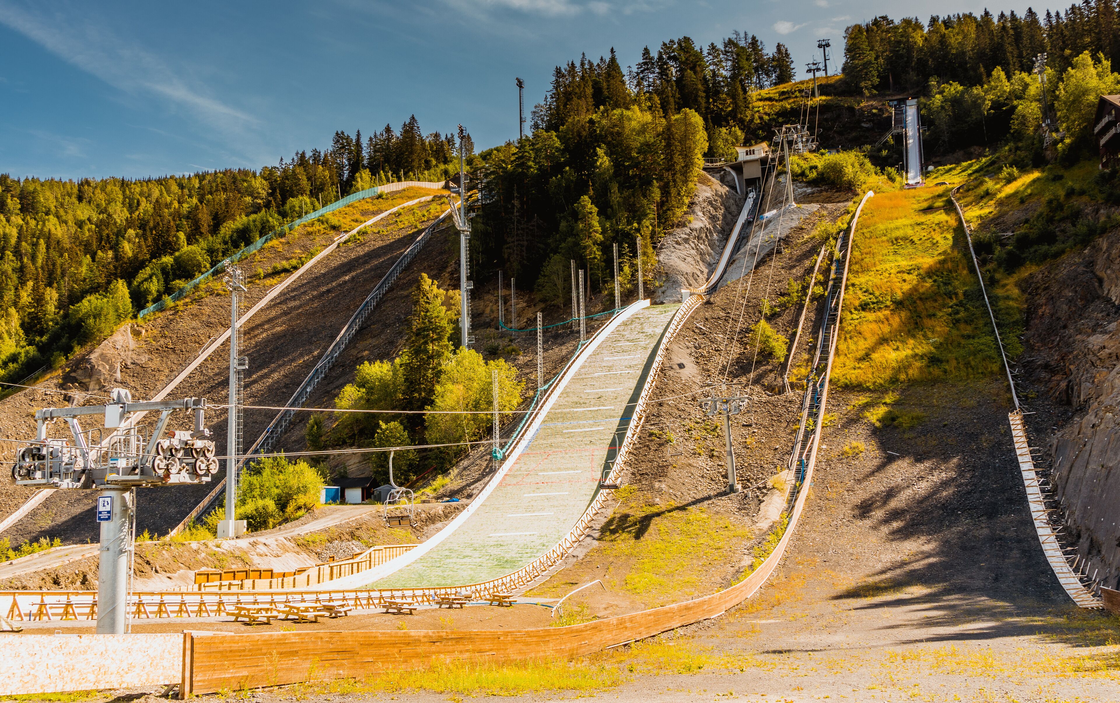 Widok na skocznię narciarką w lato