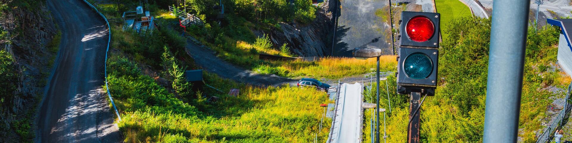 Widok na skocznię narciarką w lato