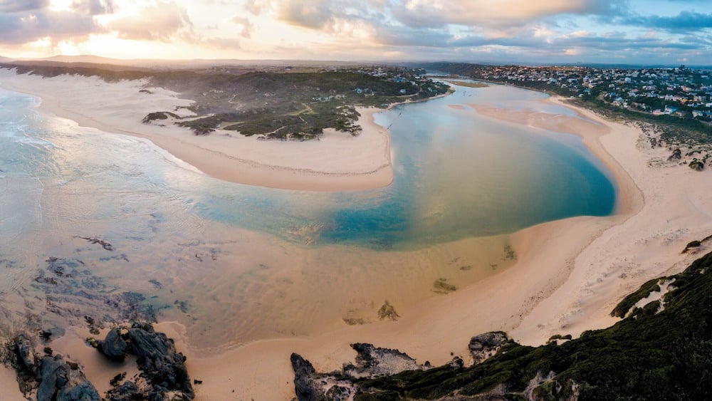 After driving over 800km straight from Lesotho and got here to see this place, it blew my mind!
This place is out of this earth!
It is safe and relaxed place where you can freely find many great spots to do many things.
There is a lot of people walking their dogs, which I personally love!
#BeachTips #Kenton #SouthAfrica #StudioFenkoli