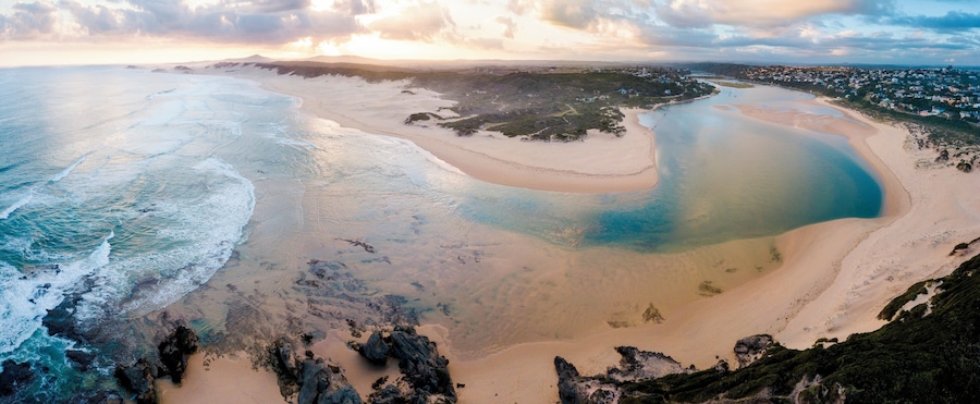 After driving over 800km straight from Lesotho and got here to see this place, it blew my mind!
This place is out of this earth!
It is safe and relaxed place where you can freely find many great spots to do many things.
There is a lot of people walking their dogs, which I personally love!
#BeachTips #Kenton #SouthAfrica #StudioFenkoli