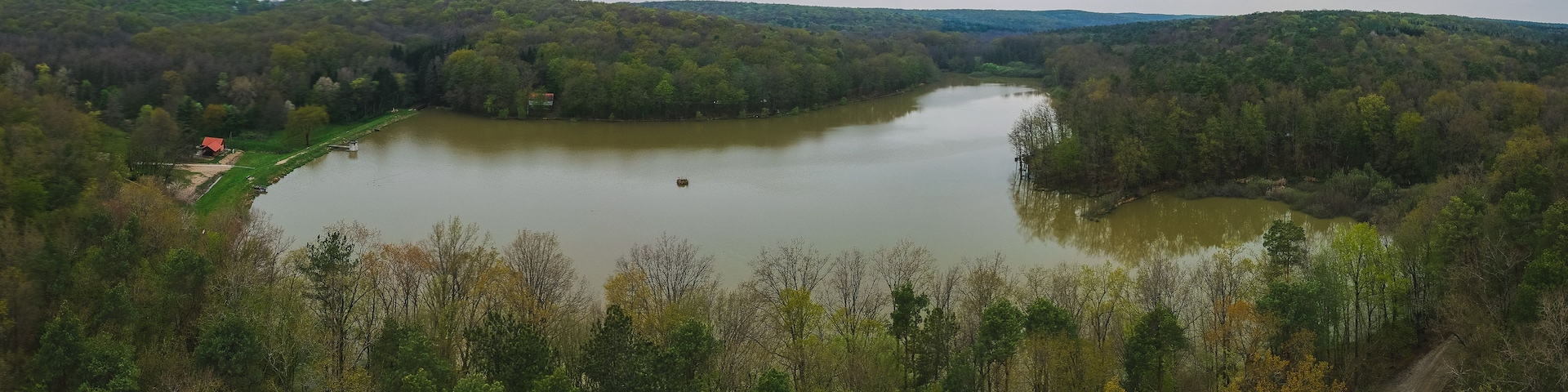 Un río rodeado de densa vegetación y colinas.