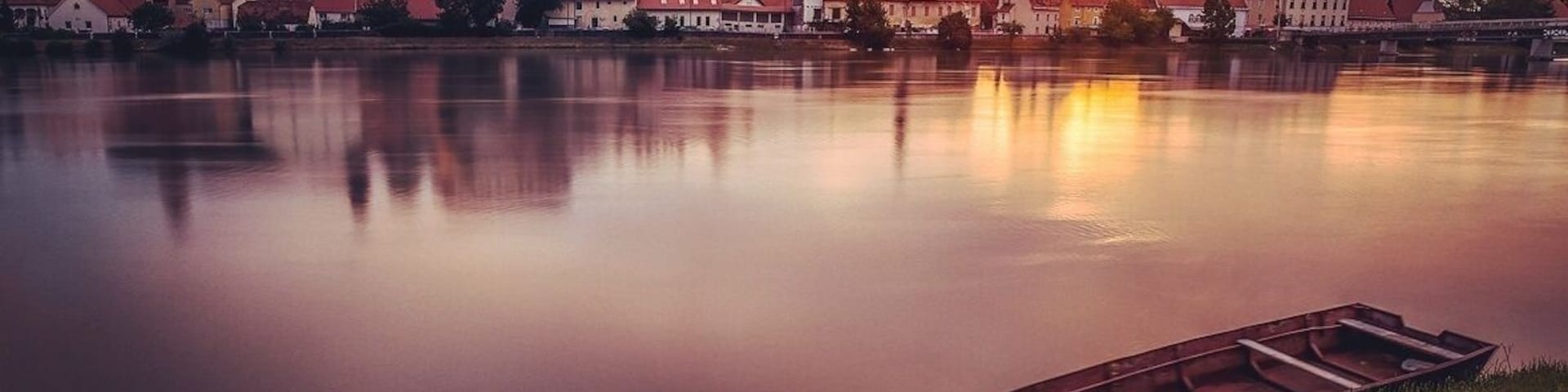 Beautiful morning at Ptuj. Here is the Ptuj castle and drava river in the foreground.
#BvsCities #ptuj #slovenia #golden #morning