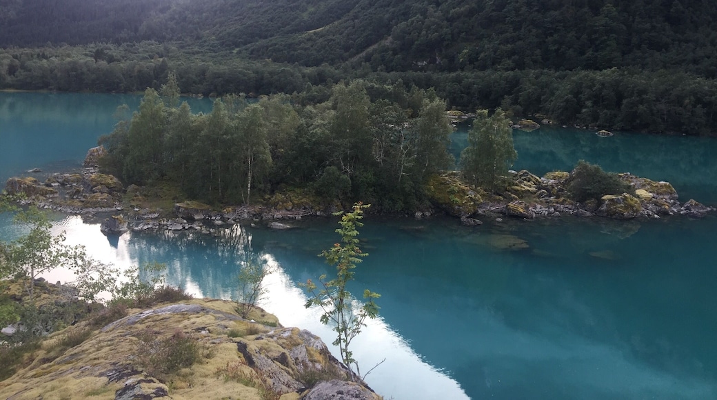 Very amazing lake with an island in the middle. The water is tĂŒrkis. Its a way to walk there truth the Forrest.