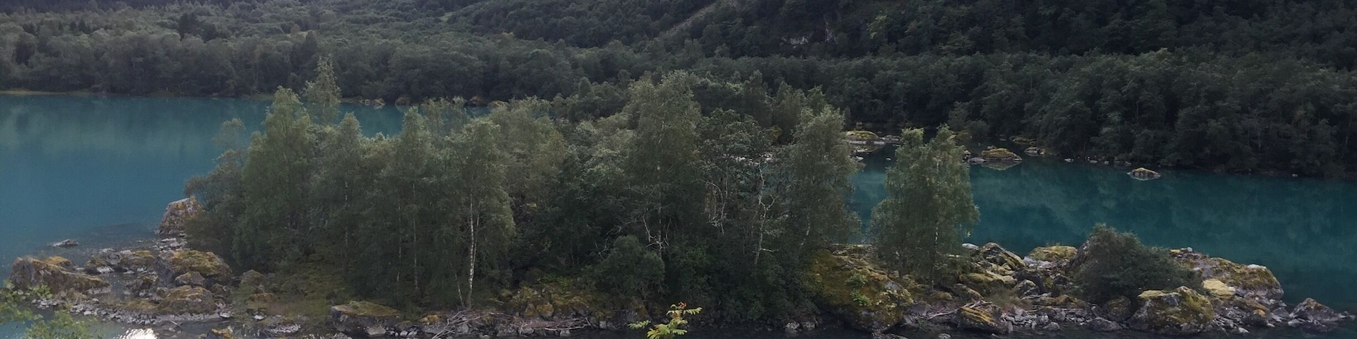 Very amazing lake with an island in the middle. The water is türkis. Its a way to walk there truth the Forrest.