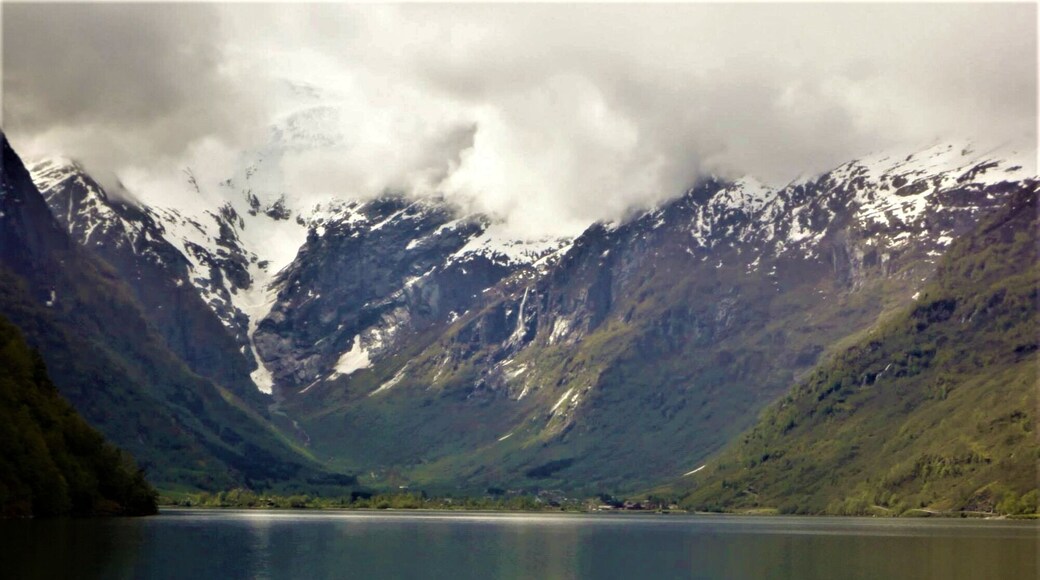 The ever decreasing Glacier.
#LifeatExpedia #Reflections #Parks #Mountains #Nature