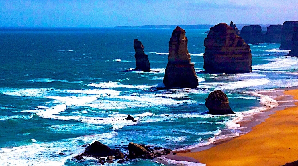 One of the most majestic natural sights in the world. If you're in Melbourne, make your way over to the Twelve Apostles. It's about 4 hours away, but definitely worth the long drive. #blue