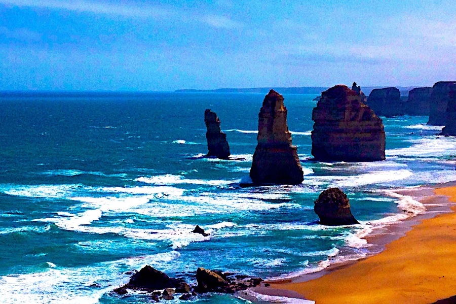 One of the most majestic natural sights in the world. If you're in Melbourne, make your way over to the Twelve Apostles. It's about 4 hours away, but definitely worth the long drive. #blue