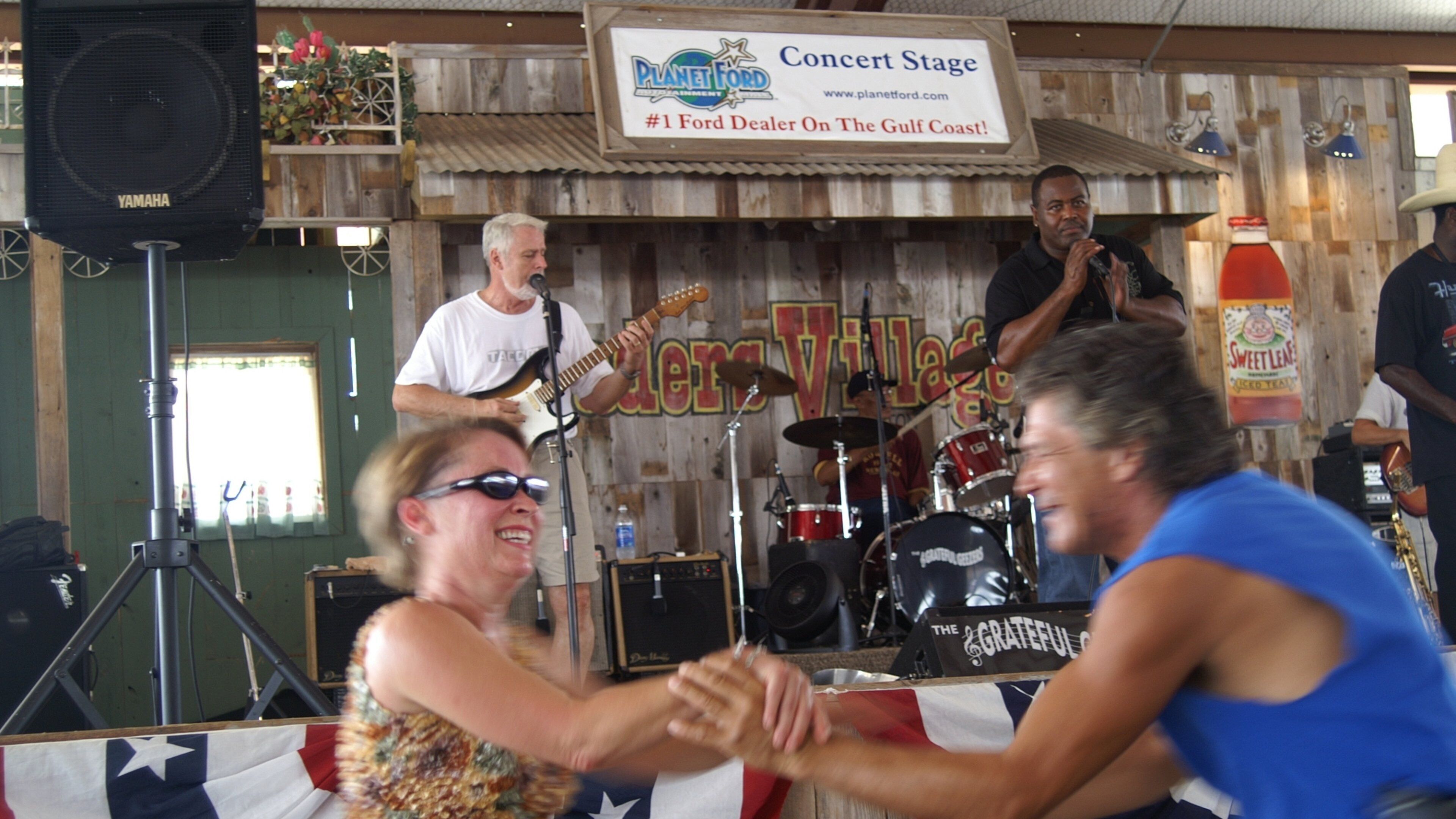 Traders Village som viser performance-kunst og innendørs i tillegg til en liten gruppe med mennesker