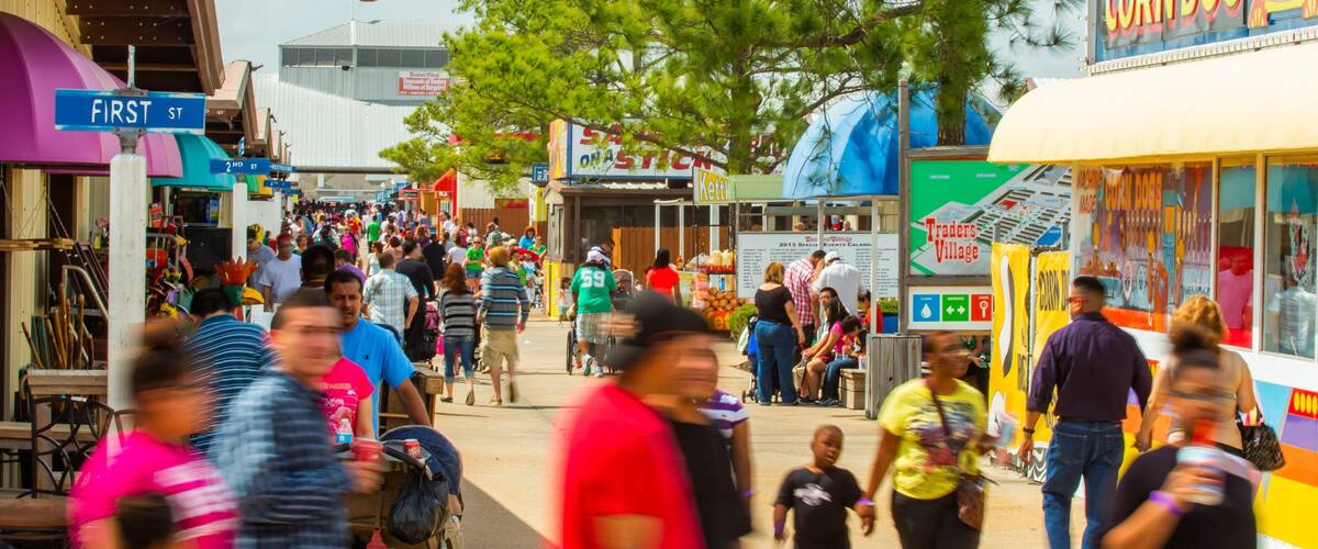Traders Village showing street scenes