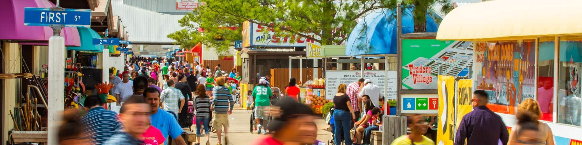 Traders Village showing street scenes