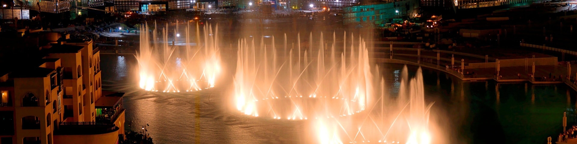 Fonte de Dubai que inclui uma fonte, paisagens e cenas noturnas