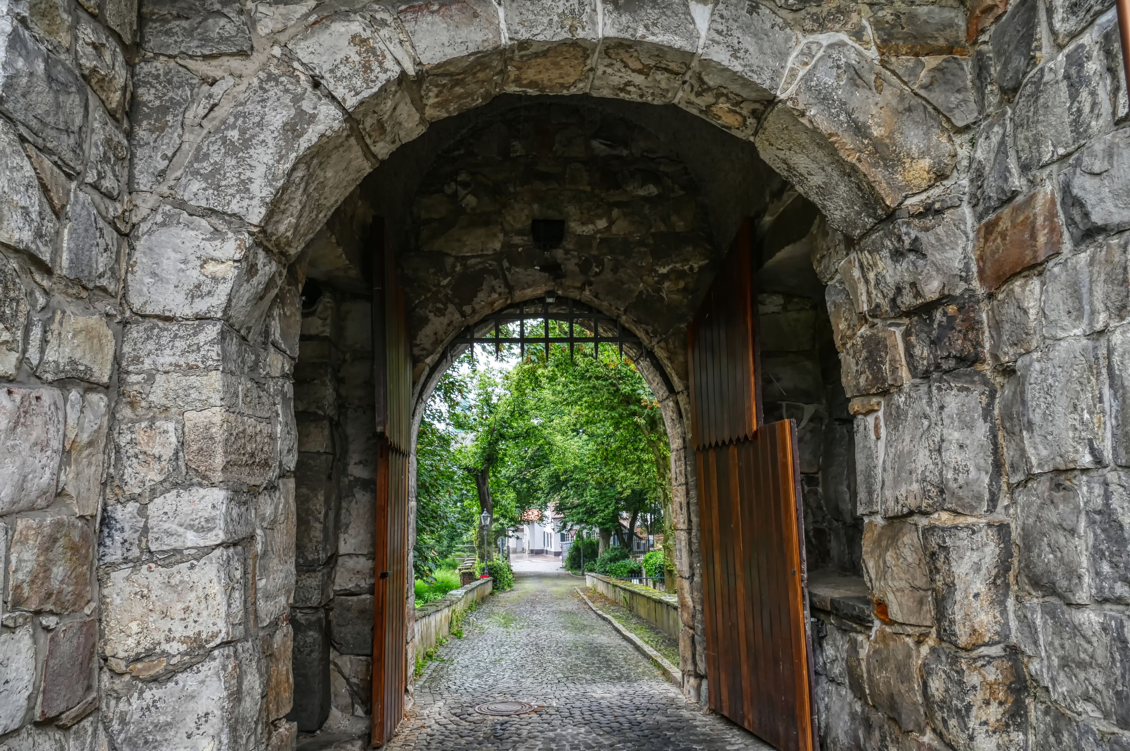 Blick durch ein historisches Burgtor in Dinslaken