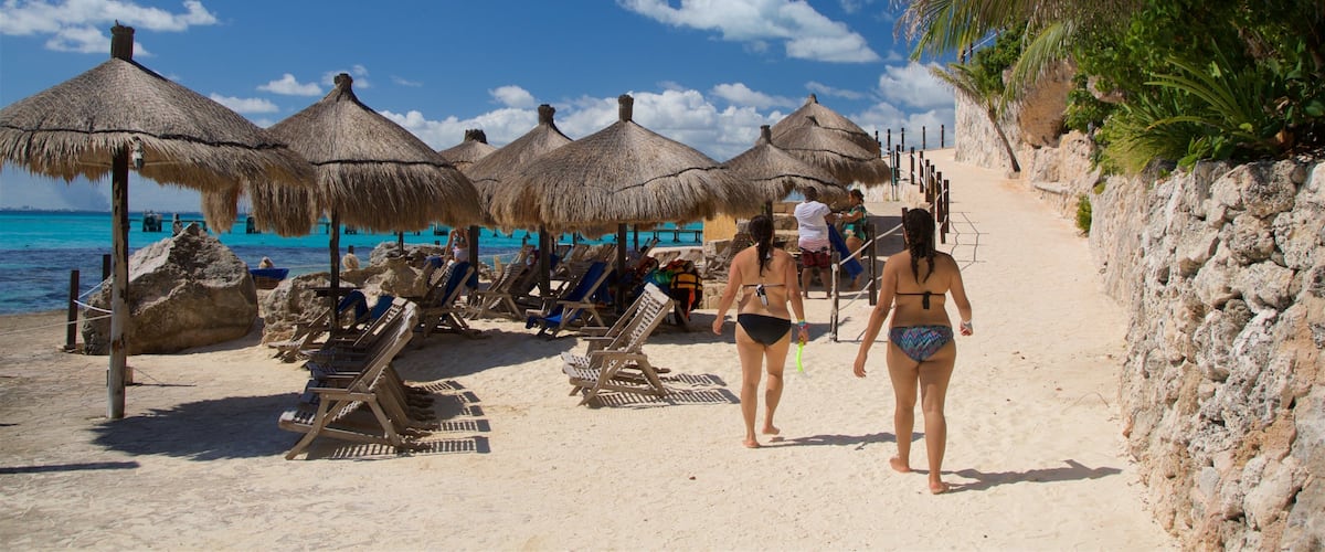 Isla Mujeres cho thấy quang cảnh miền nhiệt đới, bãi biển cát và cảnh bờ biển