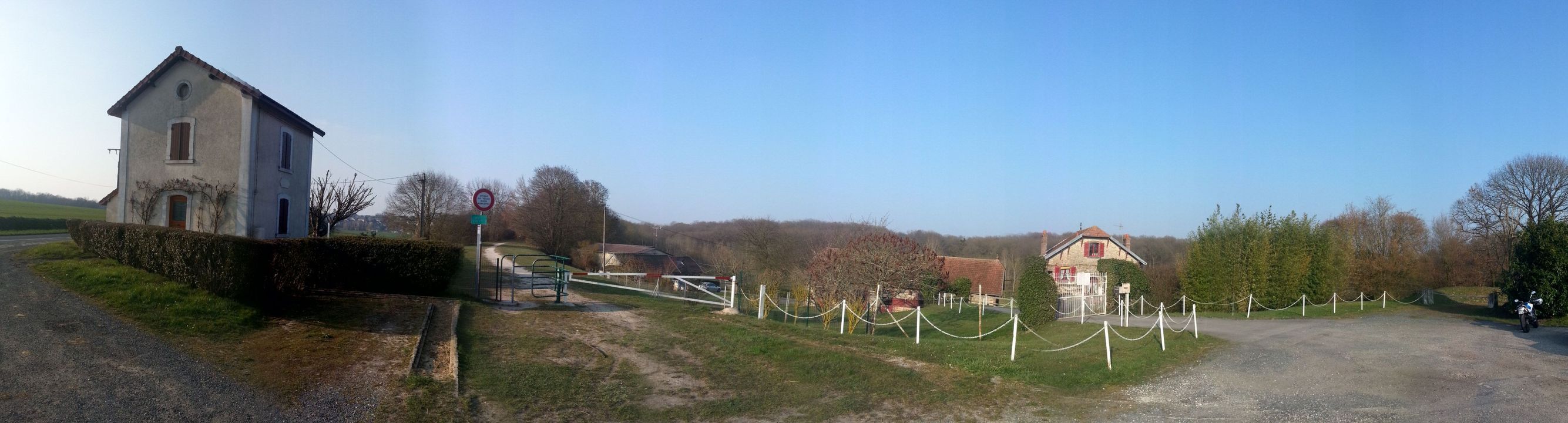 Maison de garde-barrière entre Chaumes-en-Brie et Beauvoir (panorama)