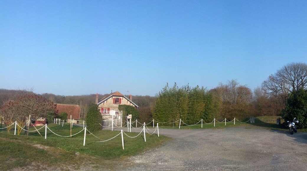 Maison de garde-barrière entre Chaumes-en-Brie et Beauvoir (panorama)