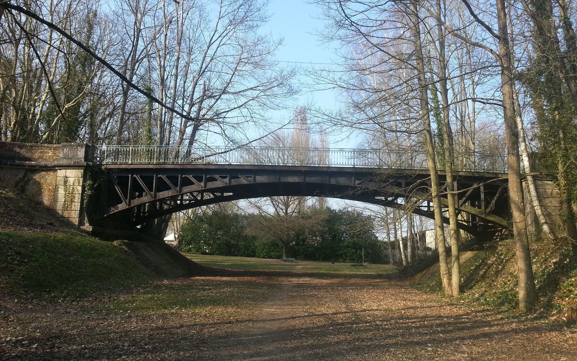 Pont métallique à Chaumes-en-Brie (vu depuis le sud)