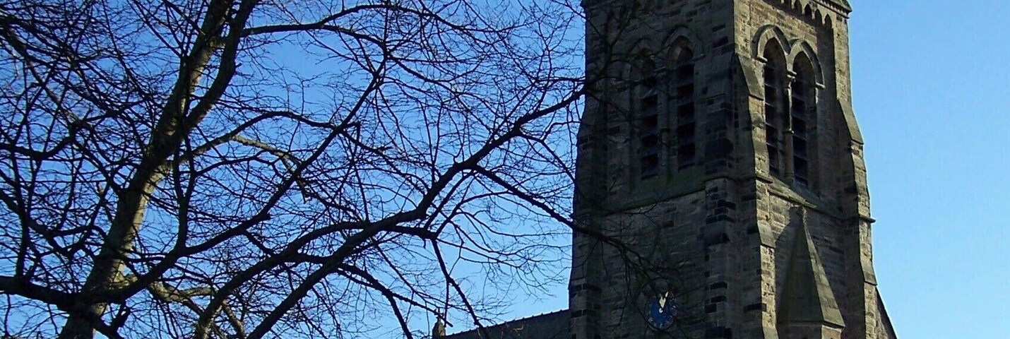 Una iglesia con un campanario alto y un reloj.