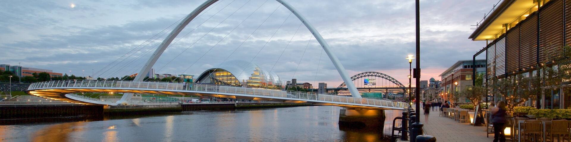 Quayside welches beinhaltet BrĂŒcke, Fluss oder Bach und moderne Architektur
