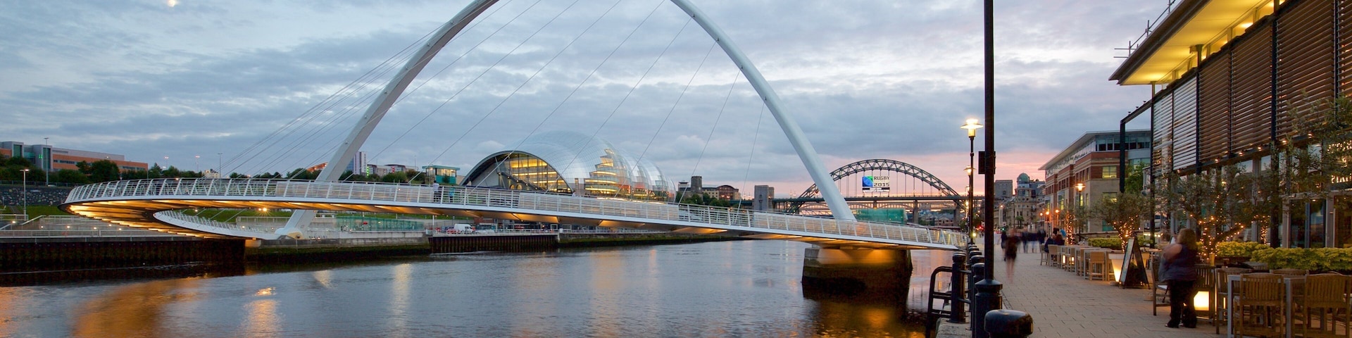 Quayside que inclui uma ponte, arquitetura moderna e um rio ou córrego