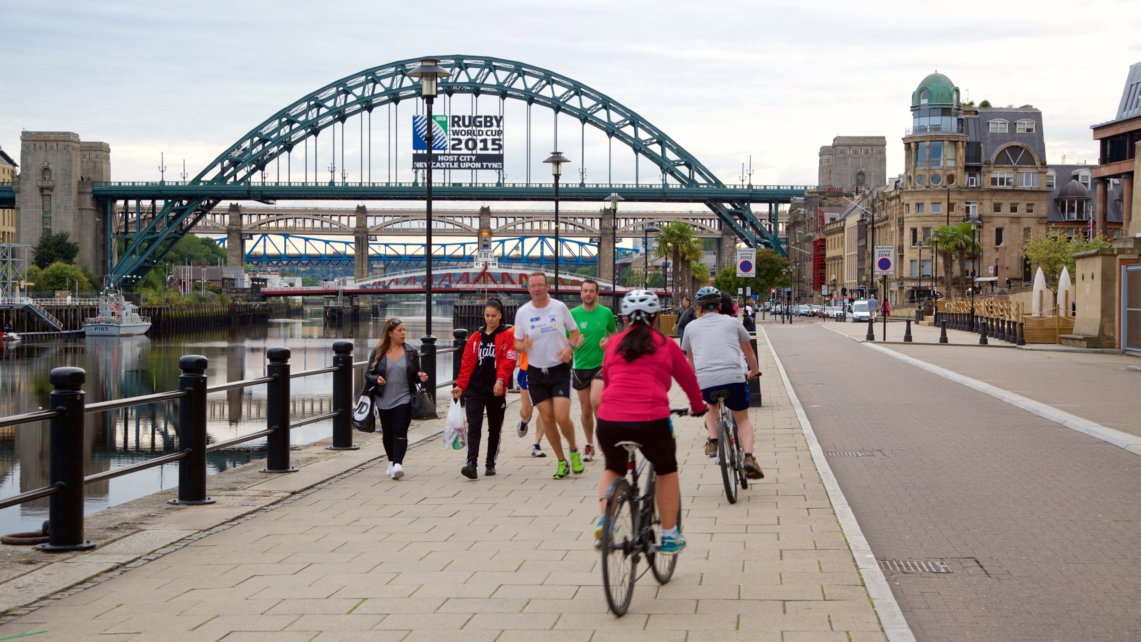 Quayside welches beinhaltet Brücke, Fahrradfahren und Fluss oder Bach