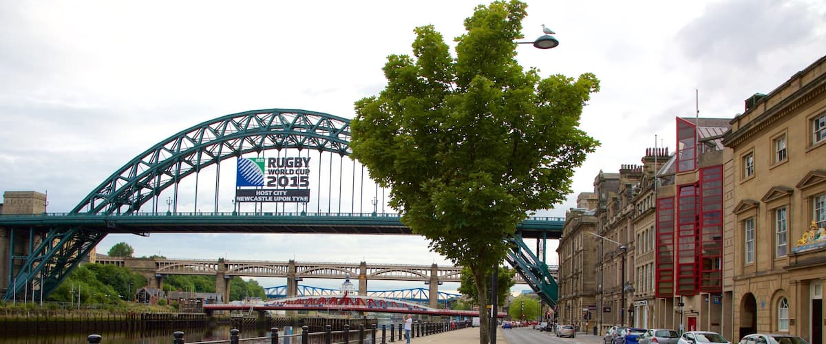 Quayside mit einem Straßenszenen, Beschilderung und Fluss oder Bach