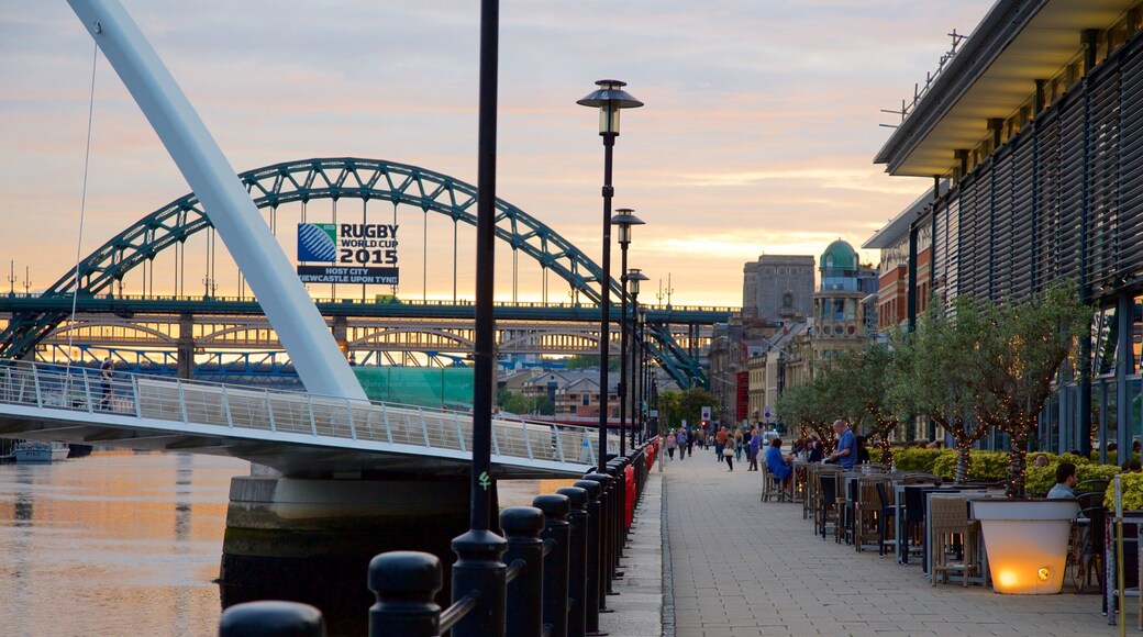 Quayside das einen Fluss oder Bach, Sonnenuntergang und Stadt