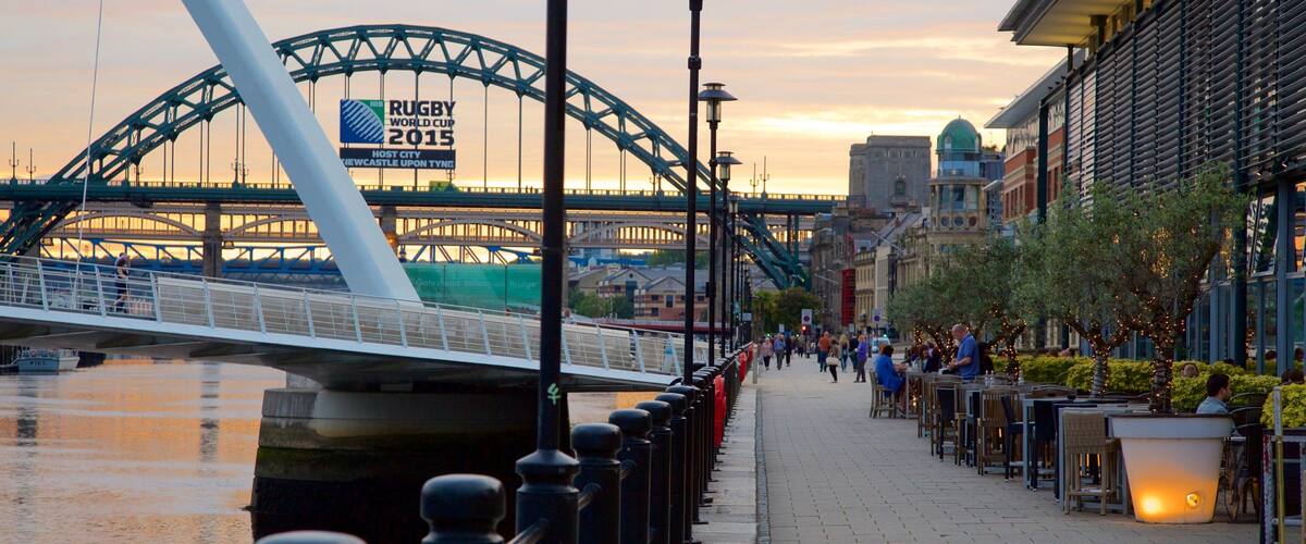 Quayside inclusief cafésfeer, een rivier of beek en een stad