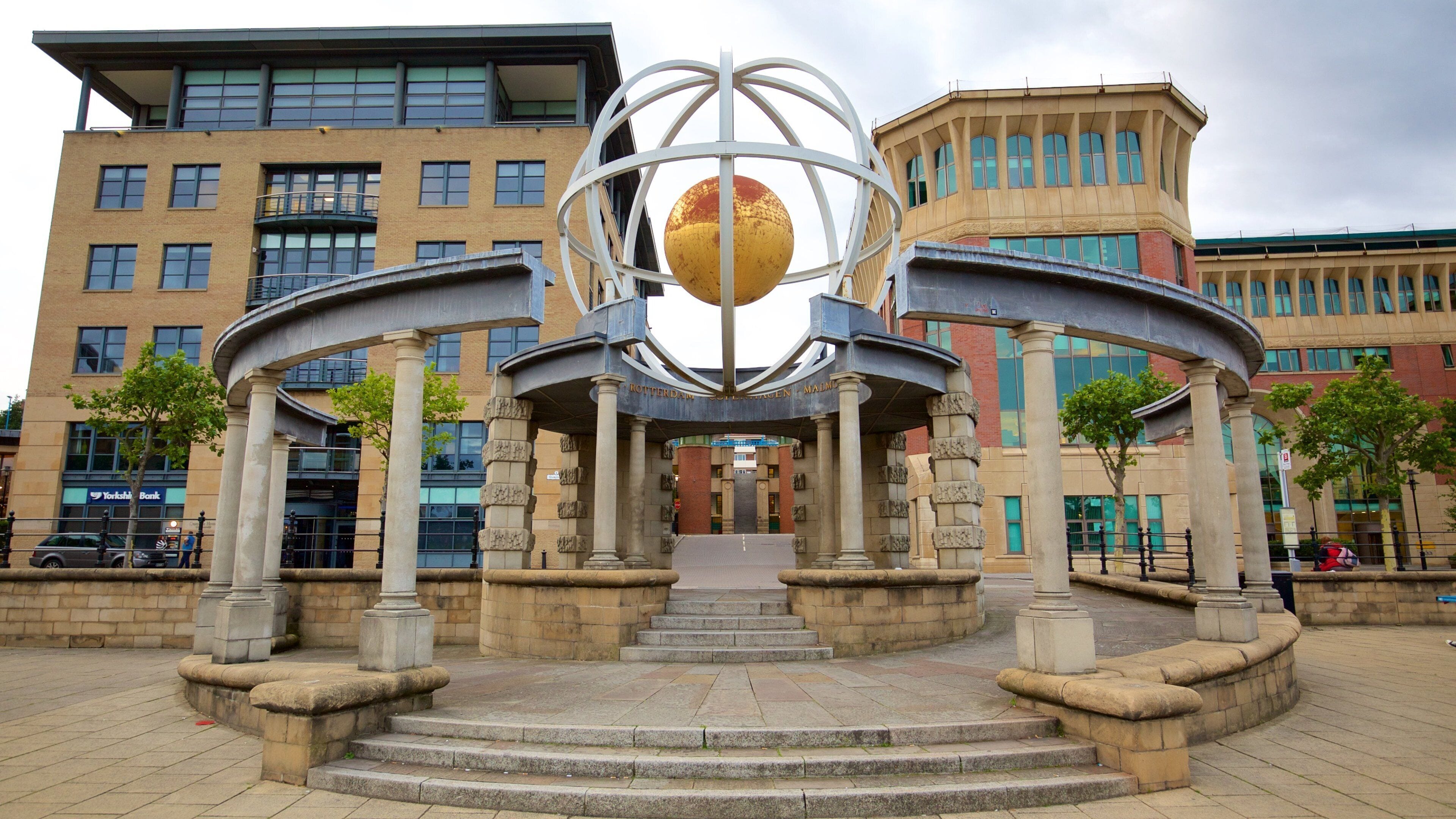 Quayside fasiliteter samt by, historisk arkitektur og monument