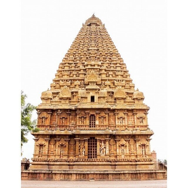 An engineer marvel. It leaves no shadow at 12pm. It was built centuries ago, inspiring then as it is now. #lifeatexpedia #inspiring #architecture #ruins #india