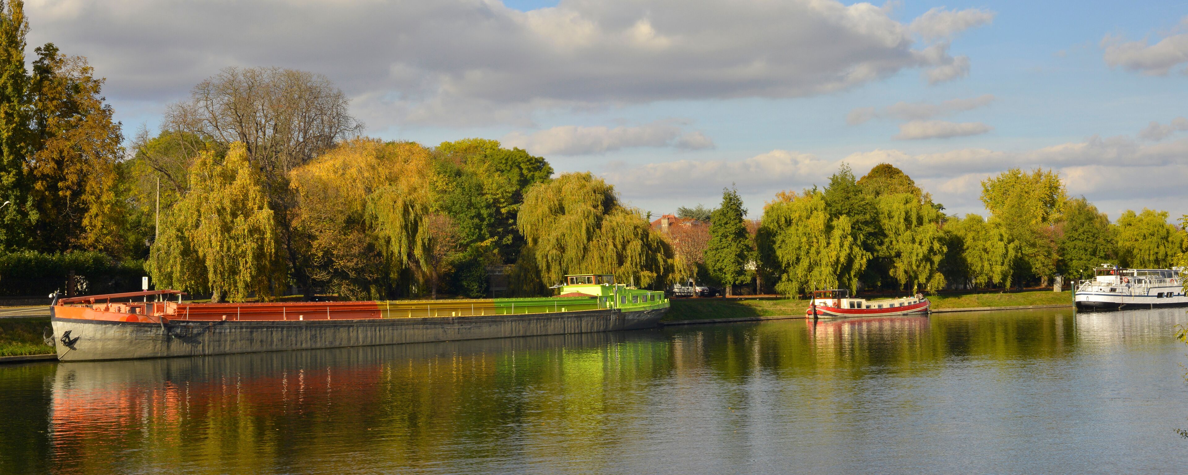 Panoramique des péniches en Seine à Andrésy (78570), Yvelines en Île-de-France, France