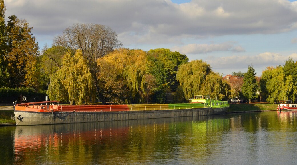 Panoramique des péniches en Seine à Andrésy (78570), Yvelines en Île-de-France, France