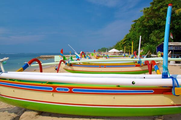 Segara-stranden og byder på tropiske områder, bådsejlads og en sandstrand