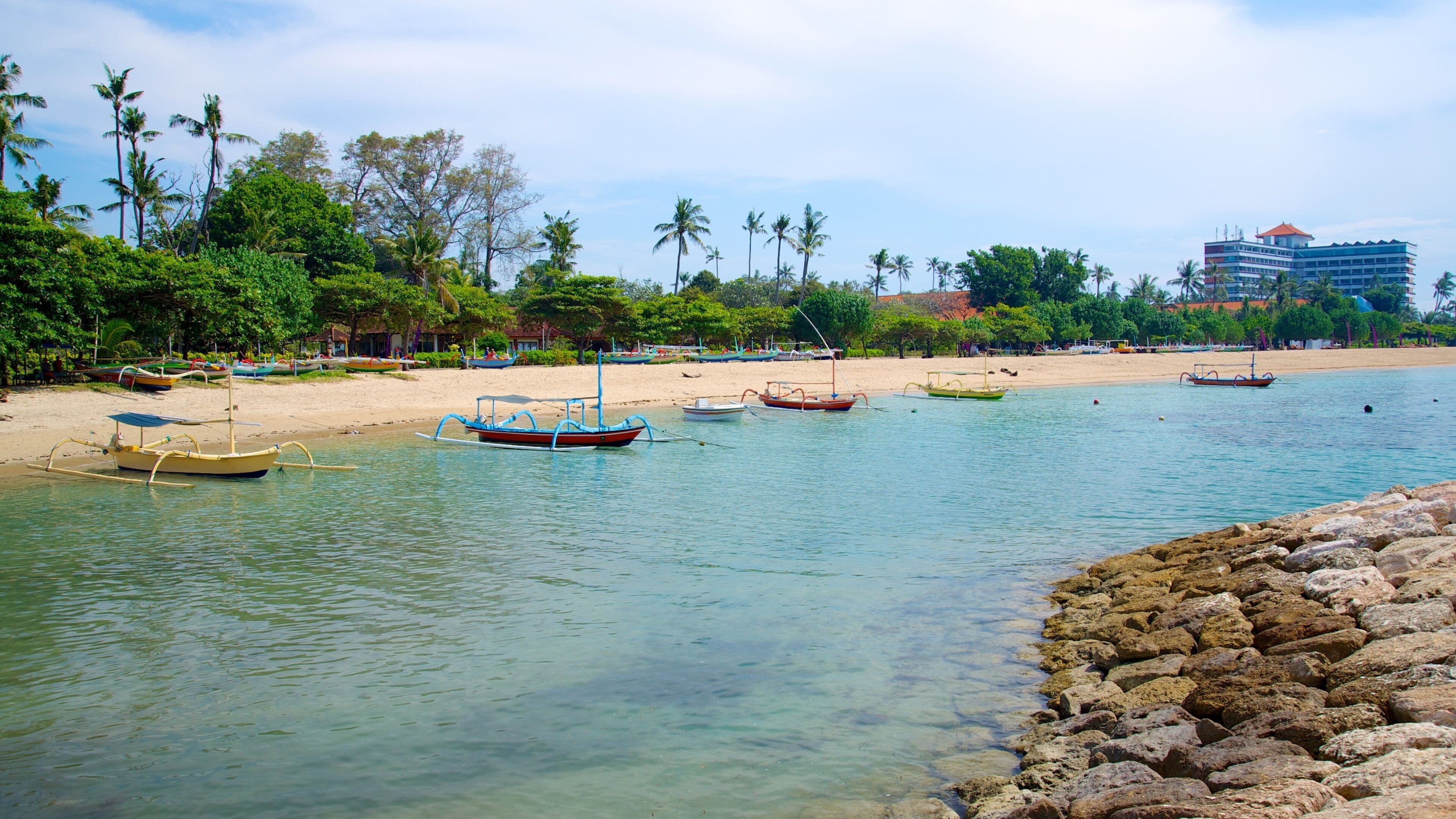 Segara Beach inclusief een strand, een baai of haven en varen