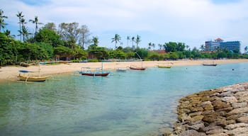 Segara-stranden fasiliteter samt tropisk landskap, båter og bukt eller havn