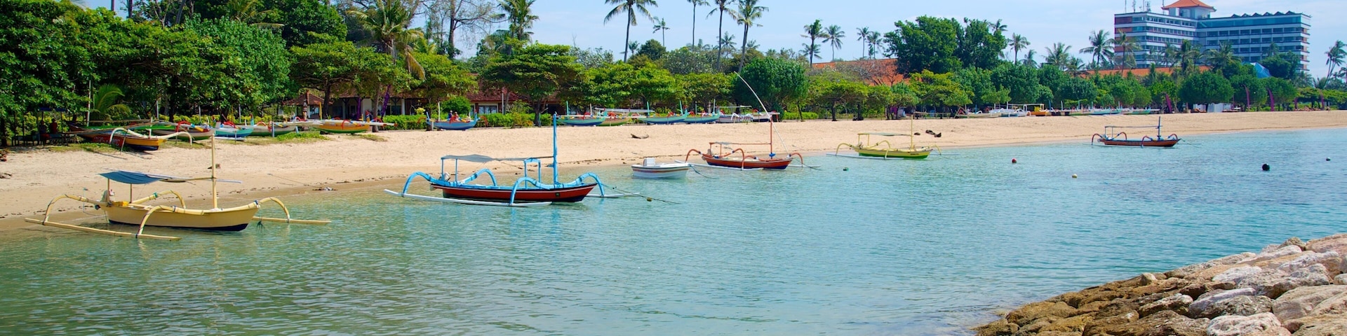 Praia de Segara mostrando uma baía ou porto, uma praia e canoagem