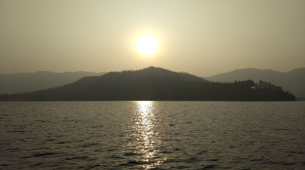 Sprawling over an area of 7 kilometers, this charming lake of Siliserh is fixed in Rajasthan and owes its establishment to Maharaja Vinay Khan in the year 1845. Formerly built to supply water to the city of Alwar, this lake houses a striking Lake palace which was said to have been made for the Maharaja’s beloved.