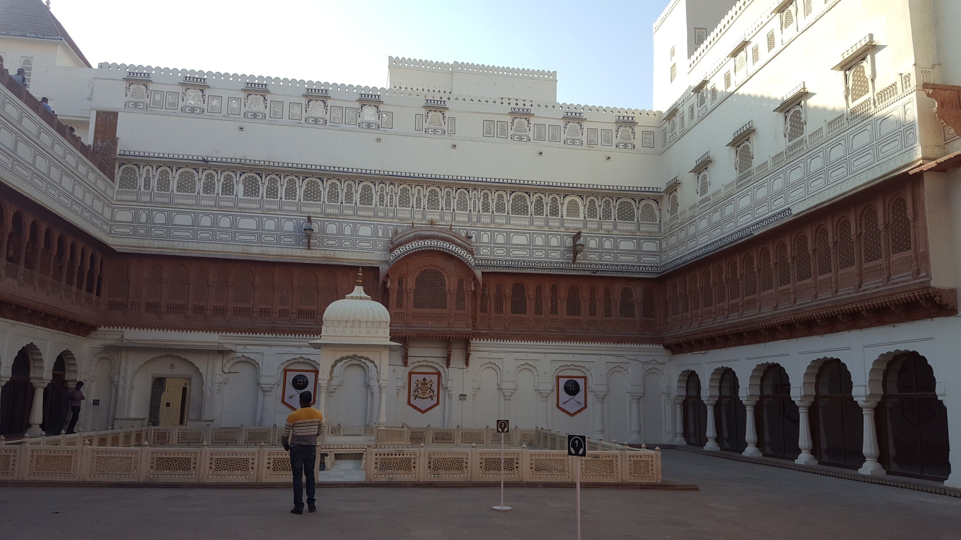 Junagarh Fort - One of the best maintained and beautiful forts of Rajasthan, India. 

#bikaner #rajasthan #troveron #incredibleindia