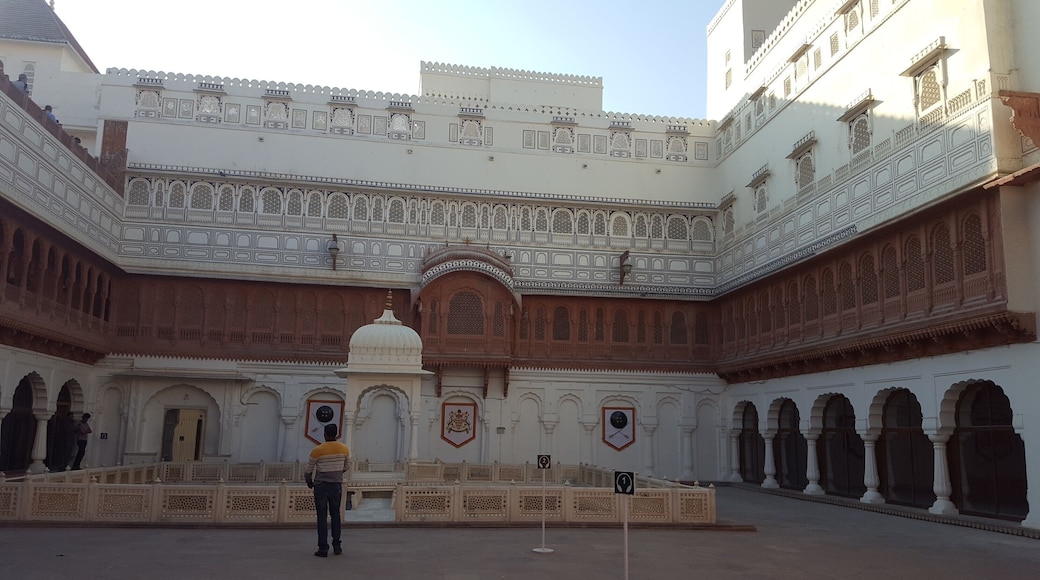 Junagarh Fort - One of the best maintained and beautiful forts of Rajasthan, India.
#bikaner #rajasthan #troveron #incredibleindia