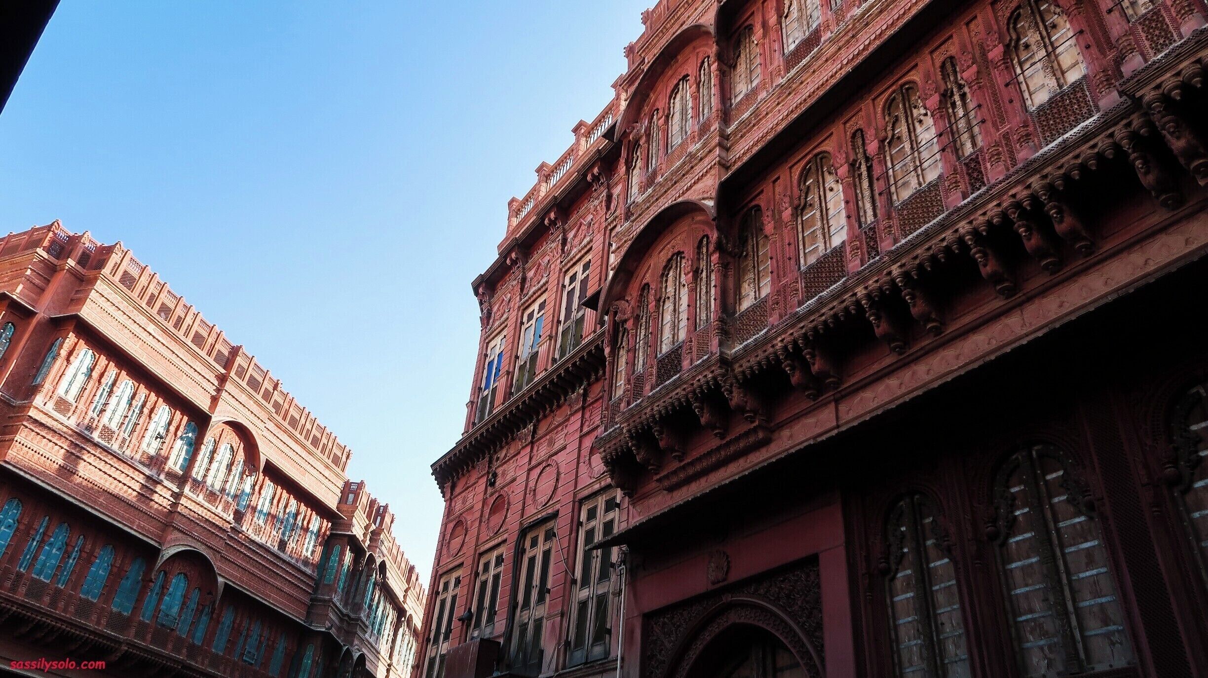 Constructed during the 15th century, Rampuriya Haveli, stands in the middle of Bikaner city and is open for tourists all the year round.