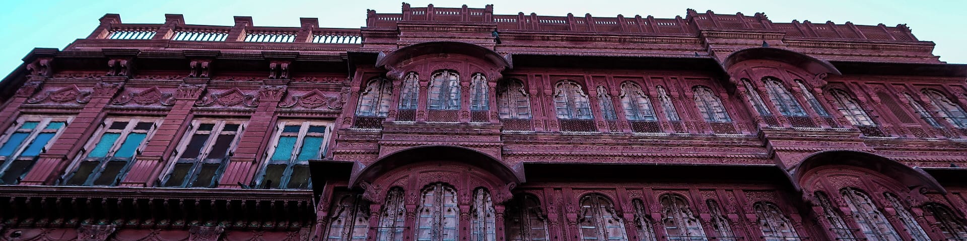 First impressions…..❤️
***************************************************
The façade of a marvel in the middle of the city of Bikaner, has many stories to tell with its many #jharokhas and pigeons adorning its corners. Check out 👉 https://wp.me/p8Rf0W-8O for a solo female traveller’s guide to Bikaner
***************************************************
#rampuriyahaveli #bikaner #streetsofbikaner #royalheritage #rajasthan #india #incredibleindia #travel #solotravel #solotraveller #sassilysolo