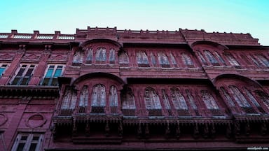 First impressions…..❤️
***************************************************
The façade of a marvel in the middle of the city of Bikaner, has many stories to tell with its many #jharokhas and pigeons adorning its corners. Check out 👉 https://wp.me/p8Rf0W-8O for a solo female traveller’s guide to Bikaner
***************************************************
#rampuriyahaveli #bikaner #streetsofbikaner #royalheritage #rajasthan #india #incredibleindia #travel #solotravel #solotraveller #sassilysolo