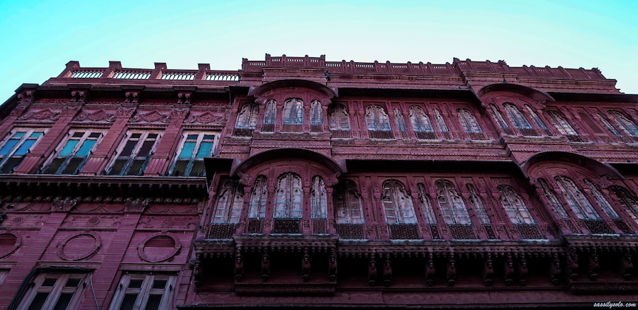 First impressions…..❤️
***************************************************
The façade of a marvel in the middle of the city of Bikaner, has many stories to tell with its many #jharokhas and pigeons adorning its corners. Check out 👉 https://wp.me/p8Rf0W-8O for a solo female traveller’s guide to Bikaner
***************************************************
#rampuriyahaveli #bikaner #streetsofbikaner #royalheritage #rajasthan #india #incredibleindia #travel #solotravel #solotraveller #sassilysolo