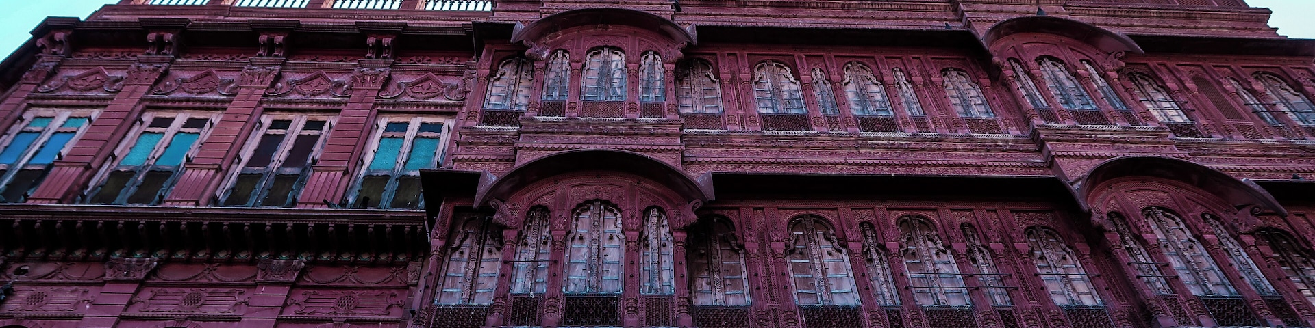 First impressions…..❤️
***************************************************
The façade of a marvel in the middle of the city of Bikaner, has many stories to tell with its many #jharokhas and pigeons adorning its corners. Check out 👉 https://wp.me/p8Rf0W-8O for a solo female traveller’s guide to Bikaner
***************************************************
#rampuriyahaveli #bikaner #streetsofbikaner #royalheritage #rajasthan #india #incredibleindia #travel #solotravel #solotraveller #sassilysolo