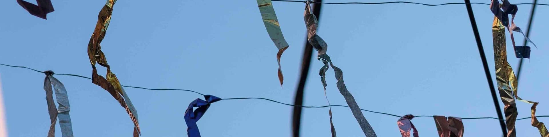 Having a walk in the old streets of bikaner, sometimes when you look over your head you see amazing scenes. There were ribbons of a loaf of different colors hanged on comm lines that were reflecting the light of the sun which was high in the deep blue sky. A gorgeous shot taken in mid December 2018, which I did not share yet.
#BVS100K