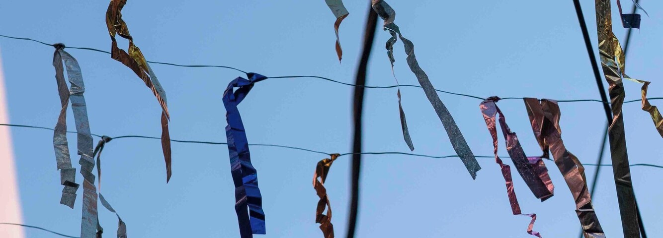 Having a walk in the old streets of bikaner, sometimes when you look over your head you see amazing scenes. There were ribbons of a loaf of different colors hanged on comm lines that were reflecting the light of the sun which was high in the deep blue sky. A gorgeous shot taken in mid December 2018, which I did not share yet.
#BVS100K