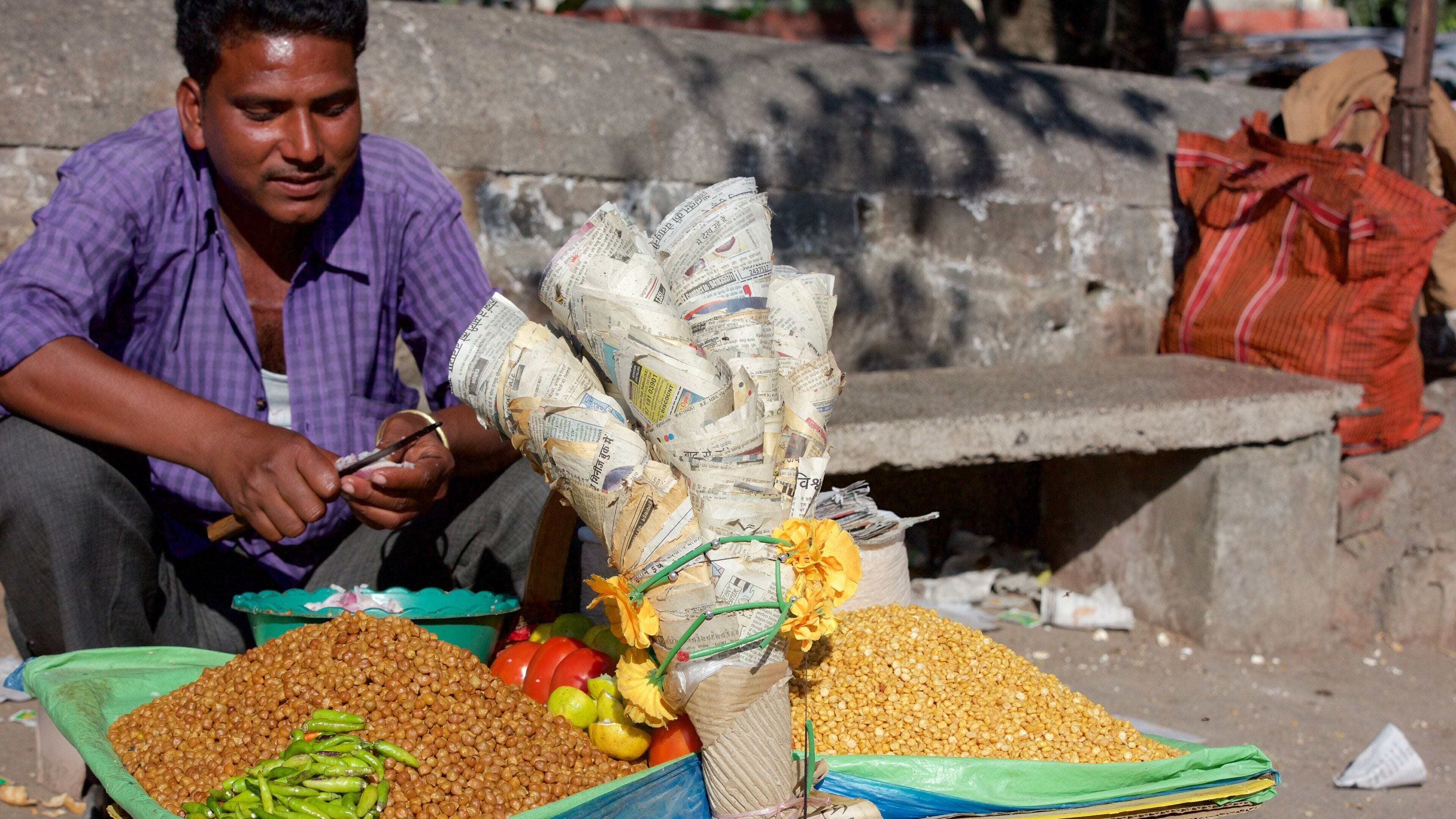Haridwar que incluye mercados y también un hombre