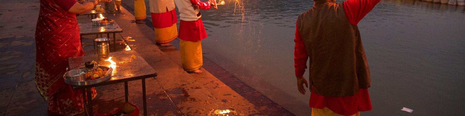 Triveni Ghat welches beinhaltet religiöse Aspekte und Sonnenuntergang sowie kleine Menschengruppe