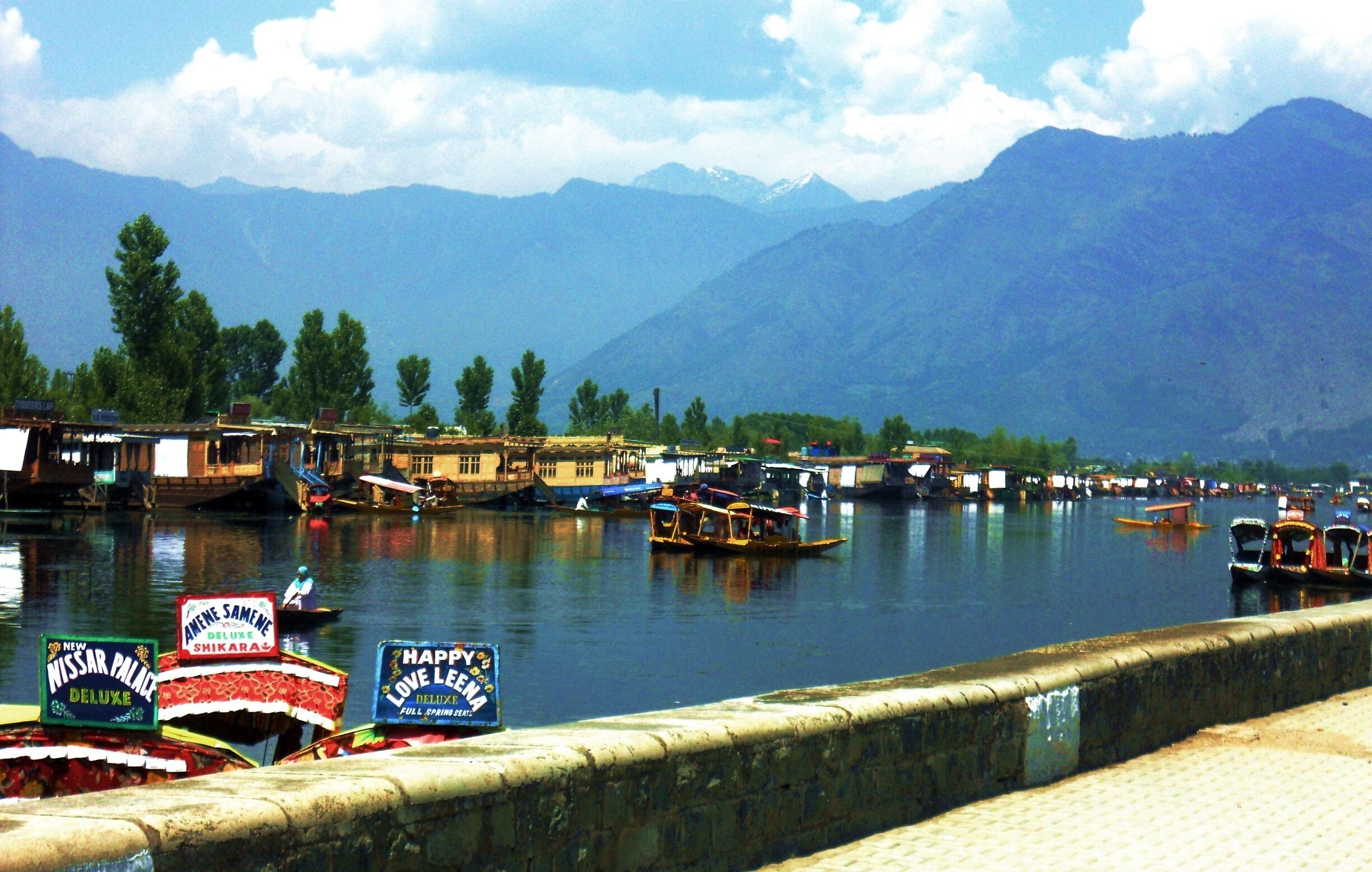 Kashmir needs no introduction; just another name for "Heaven"😉

#Dallake#kashmir#india#travelbazzinga#trovertips
