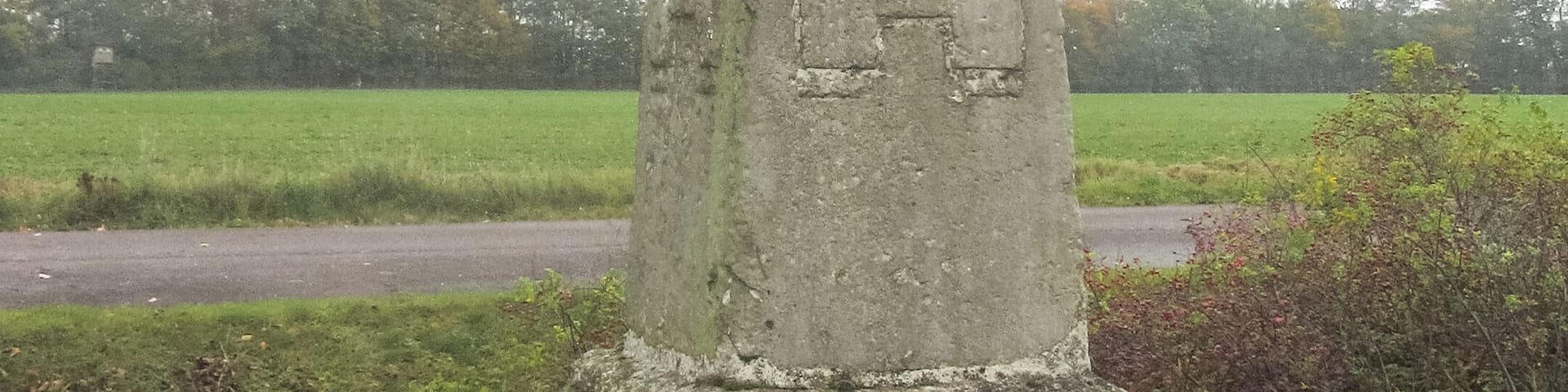 Preußischer Ganzmeilenobelisk (0284) bei Niedergörne, an der K 1070 gegenüber der Einfahrt zur Delipapier GmbH