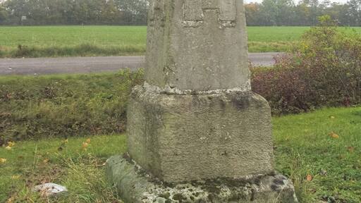 Preußischer Ganzmeilenobelisk (0284) bei Niedergörne, an der K 1070 gegenüber der Einfahrt zur Delipapier GmbH